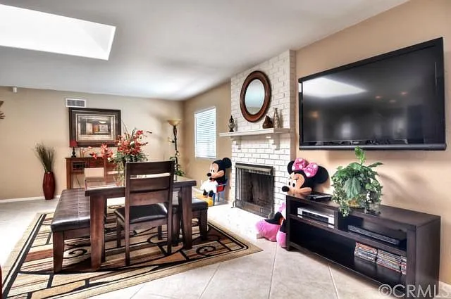 331 E Bluebell Pl — Photo 2