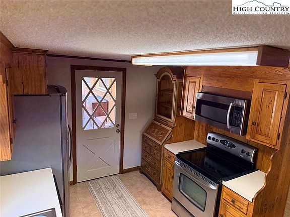 3rd image of 226 WHITE PLAINS Road