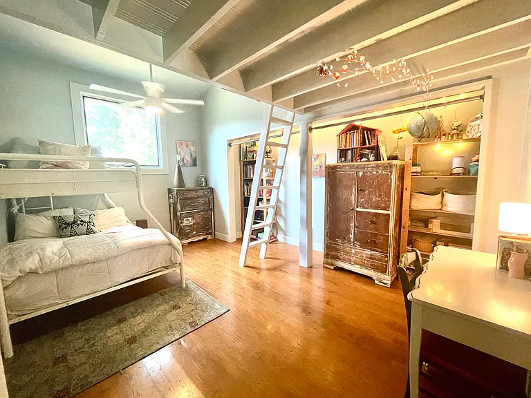 White Cir — Photo 12