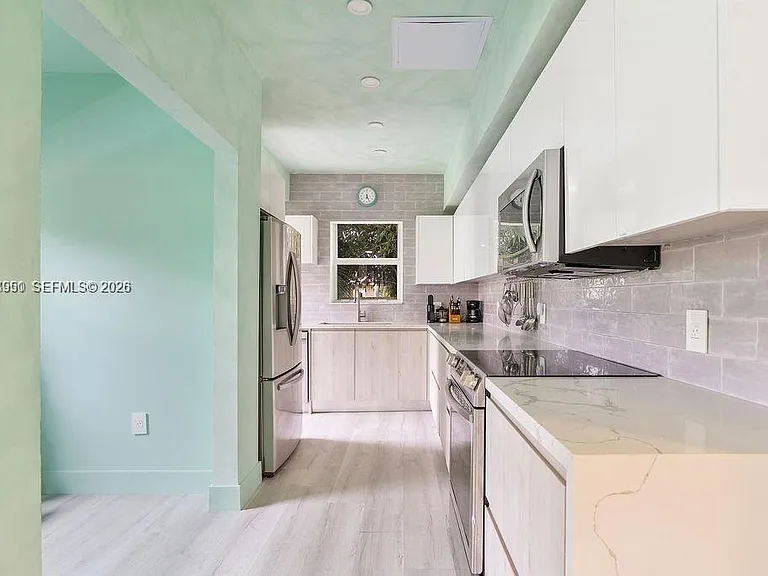 22 NE 44th St — Photo 24