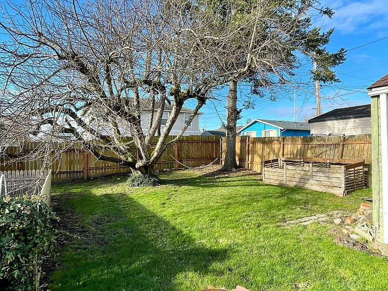 2425 Queen St — Photo 22