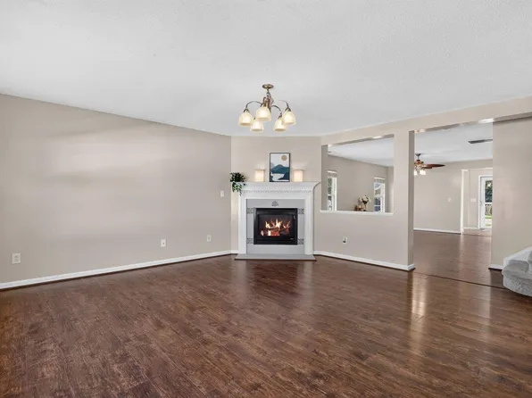 200 Georgetowne Dr, Clayton, NC 27520