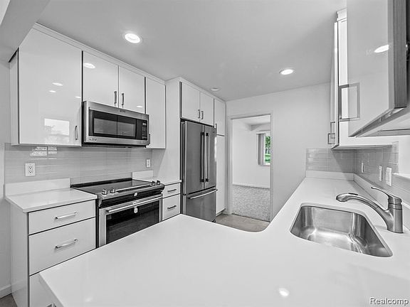 2nd image of 3049 Moon Lake Dr
