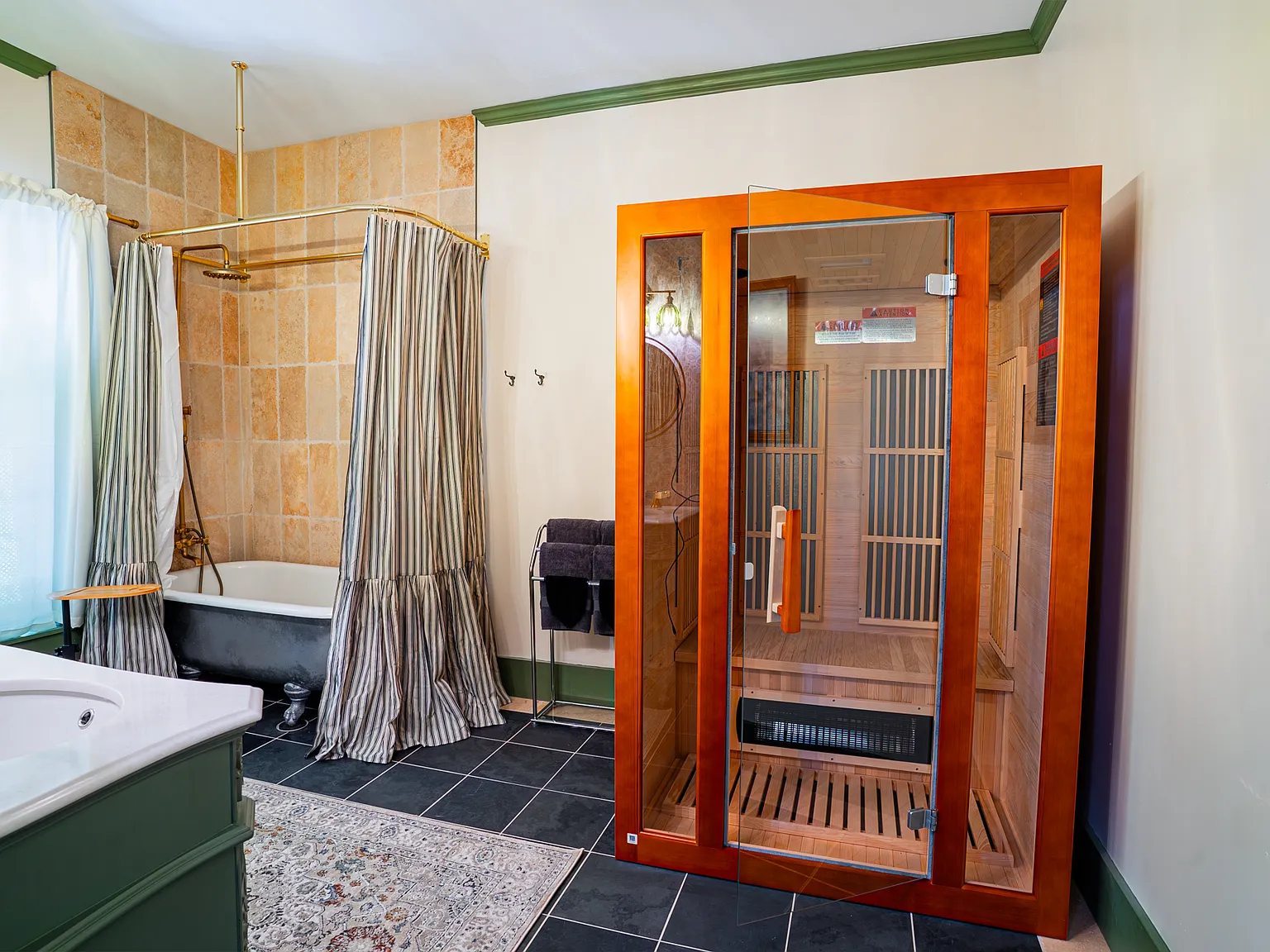 5 bed, $2,100 — Photo 3