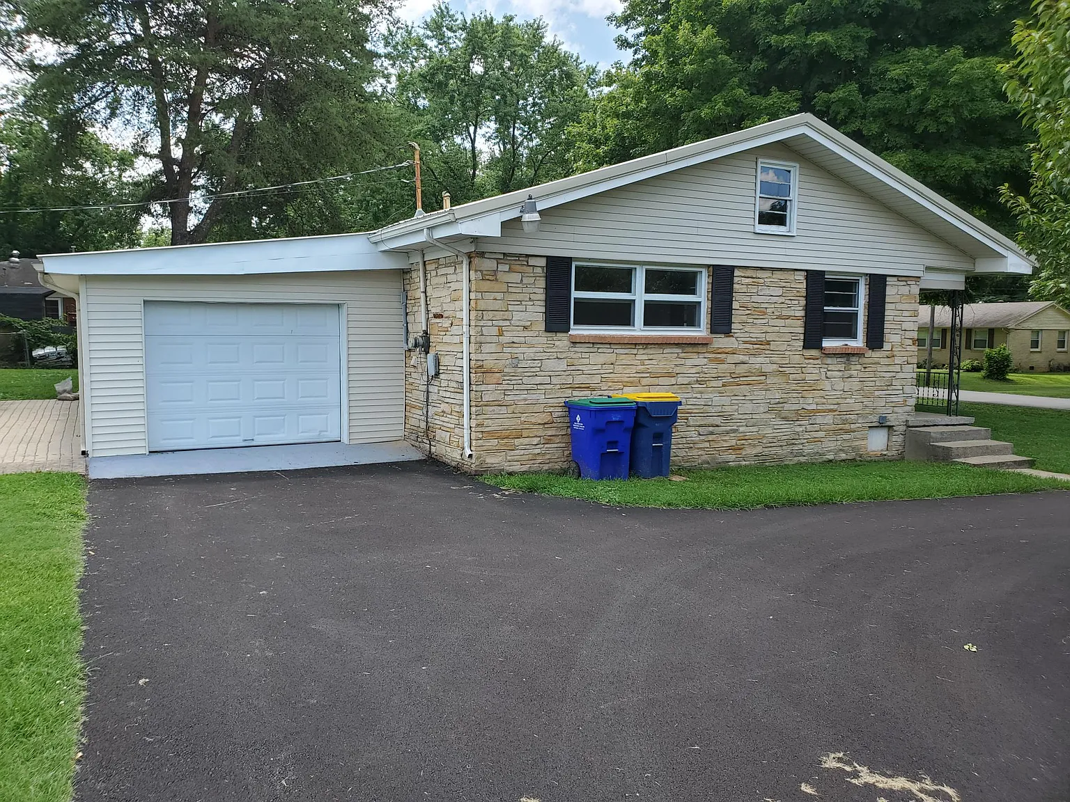 827 Meadow Ln — Photo 3
