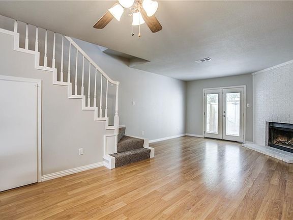 2nd image of 613 Carriagehouse Ln APT 4
