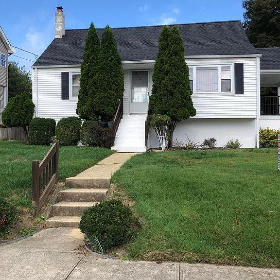 17 Clarence Ave — Photo 1