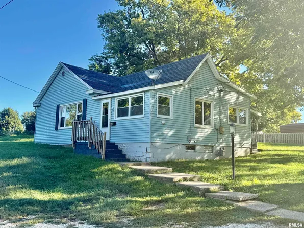 704 E Halsey Ave, Lewistown, IL 61542