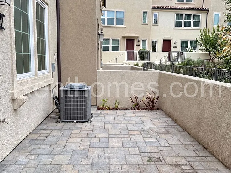 11007 Evelyn Way — Photo 2