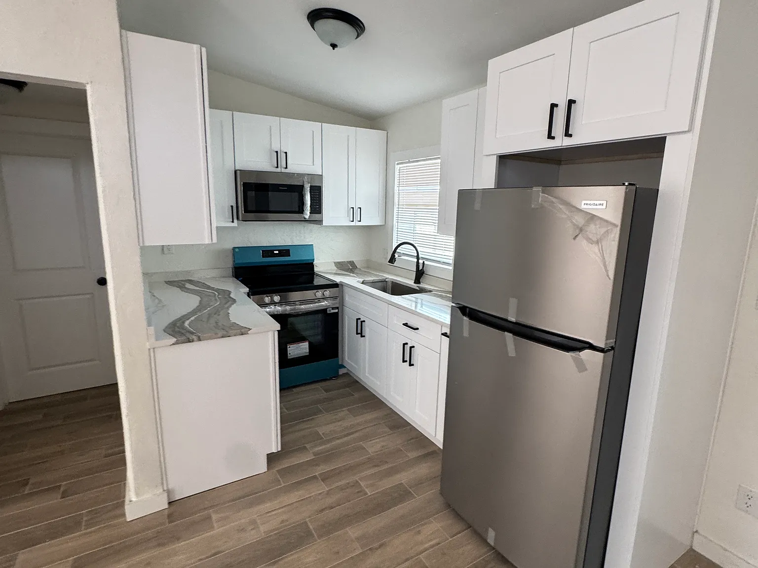 3 bed, 950 sqft, $2,150 — Photo 2