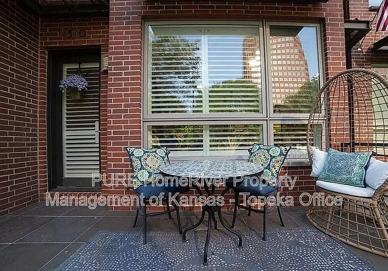 2 bed, 1.5 bath, 1304 sqft, $2,400 — Photo 2