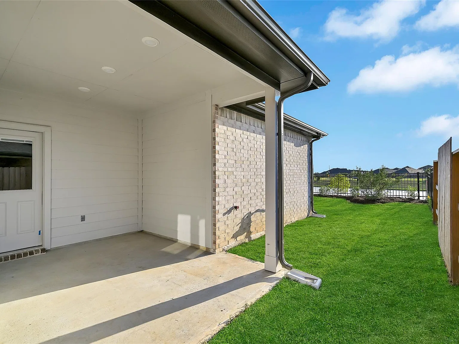 4 bed, 2.5 bath, 2110 sqft, $2,799 — Photo 2