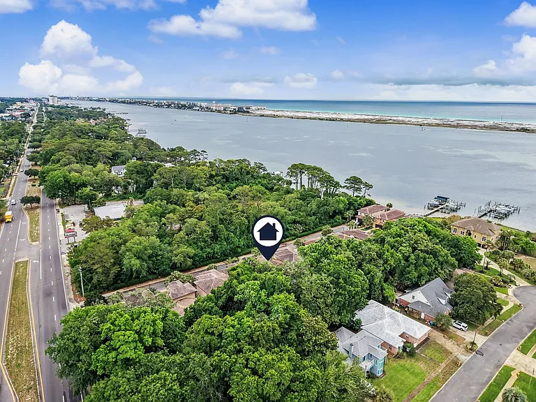 490 Soundview Ct — Photo 47