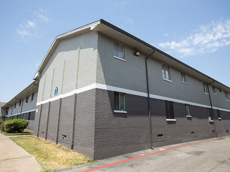 St. Charles Place Apartments — Photo 33