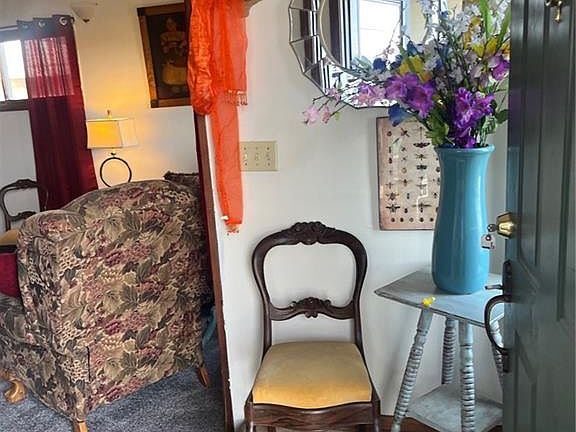 3rd image of 1009 W Oak St