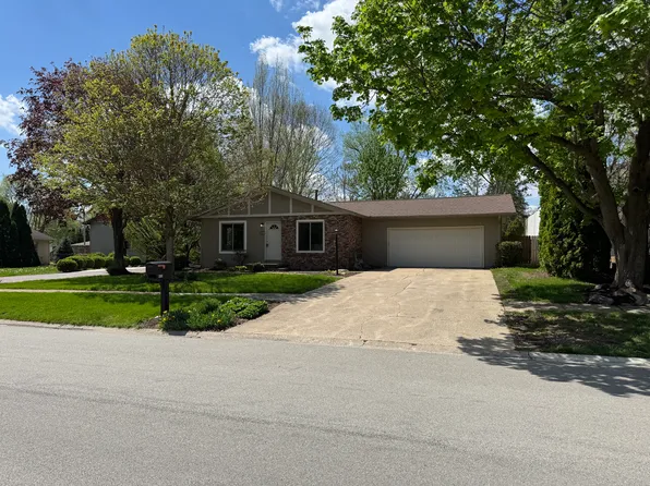 805 Center St, Mahomet, IL 61853