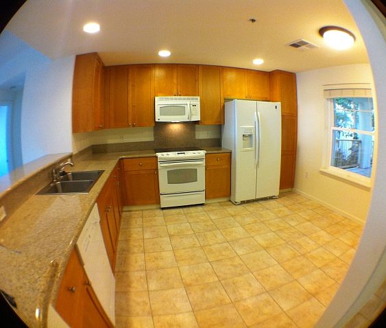 Spacious kitchen 