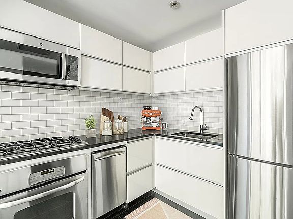 5th image of 29 Montrose Ave APT 2A