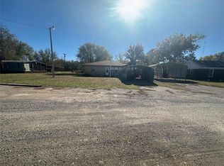 105 4th St, Maysville, OK 73057