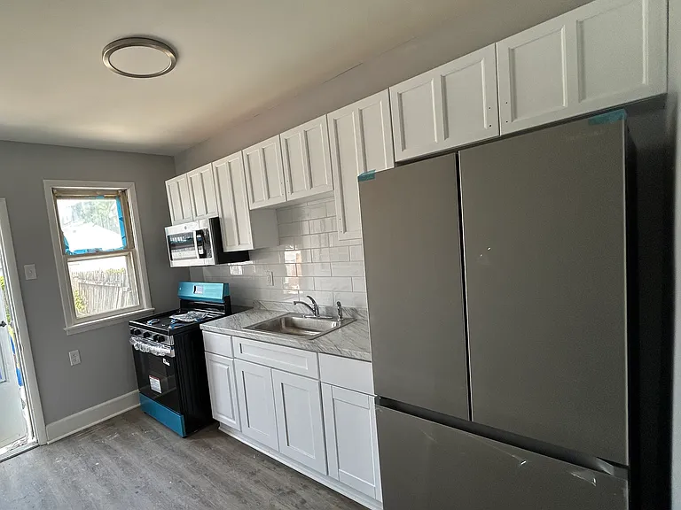 240 Henry St — Photo 15