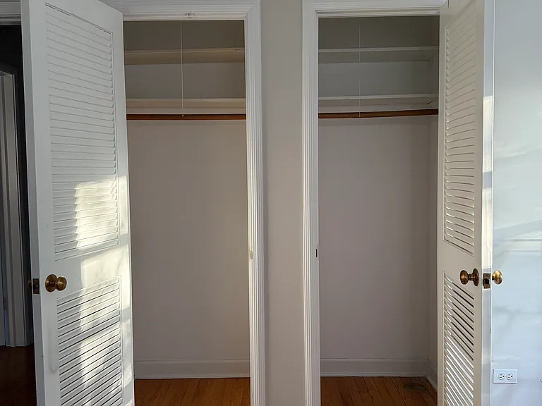 Corner bedroom closets
