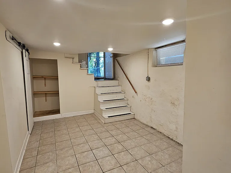 817 W 39th St #BASEMENT — Photo 14