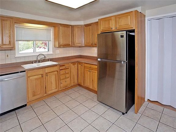3rd image of 626 Thomas Richard Ln