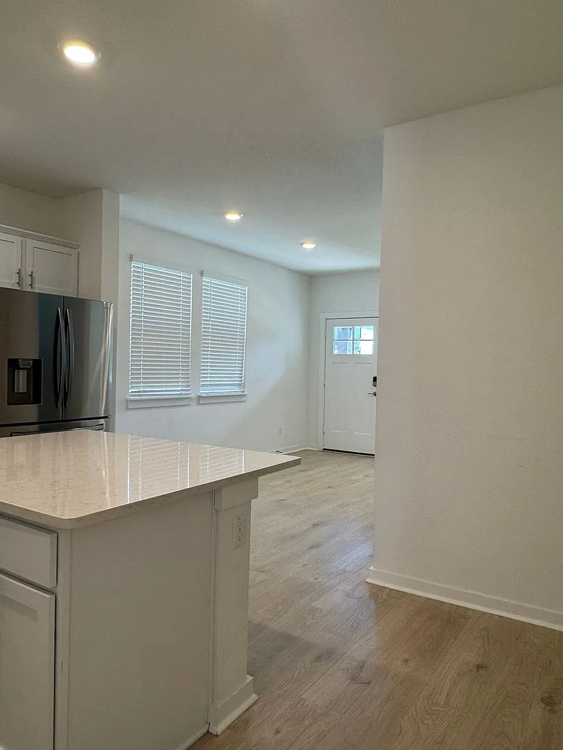 4 BR/2.5BA | Single Family Home | 1-Car Garage Parking | Fenced backyard — Photo 3