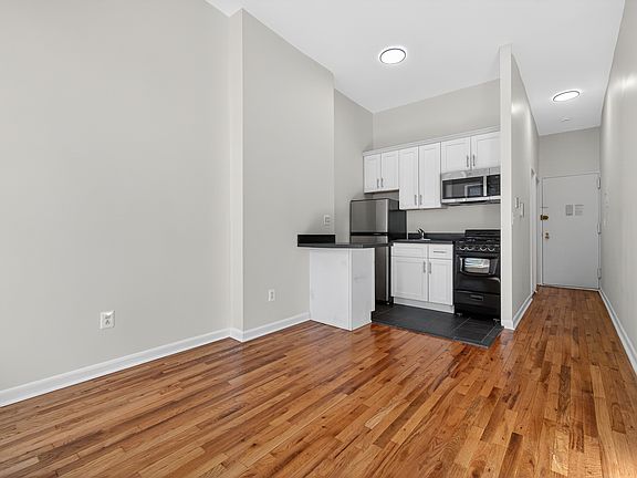 5th image of 433 W 45th St APT 4C