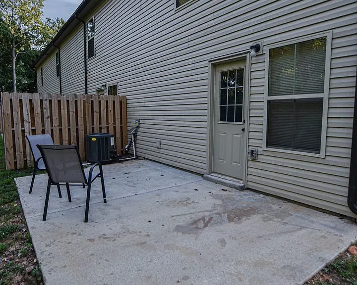 219 Smithson Ln — Photo 14