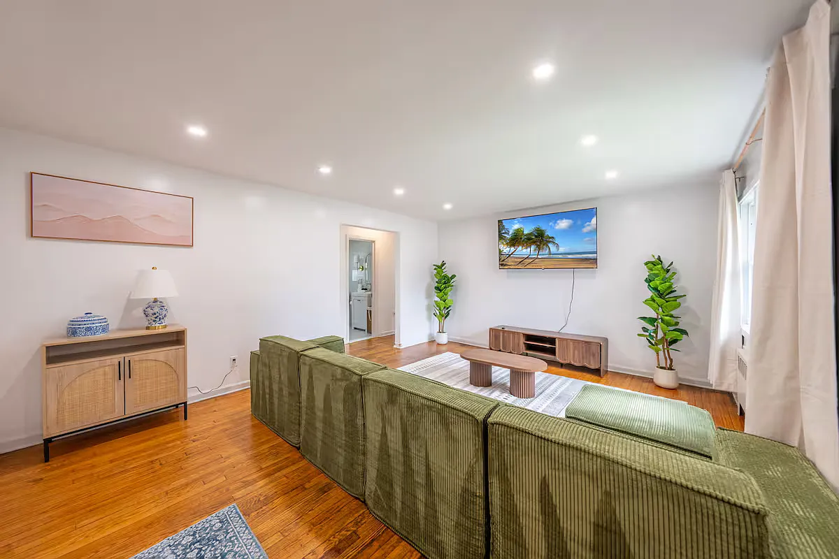 3 bed, 1000 sqft, $3,900 — Photo 1