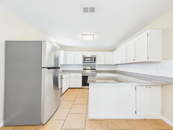 4th image of 3284 Fairview Ave