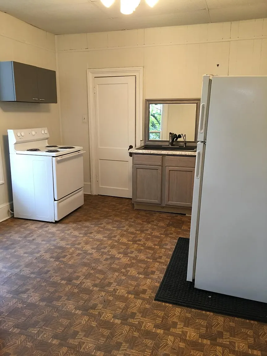 608 Douglas St APT 1 photo 1
