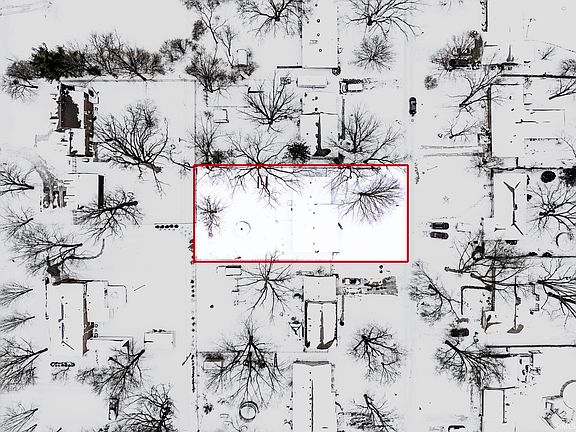 3rd image of 2000 N Alden Rd