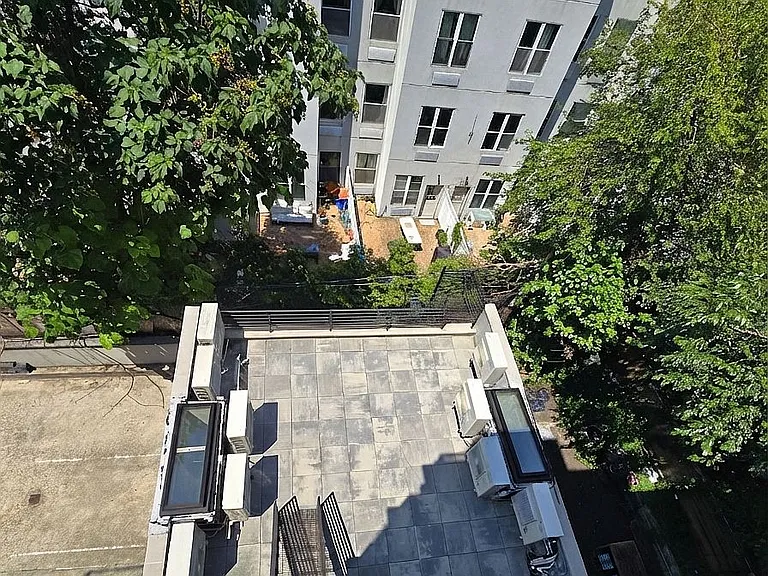 27 Montrose Ave #4J — Photo 22