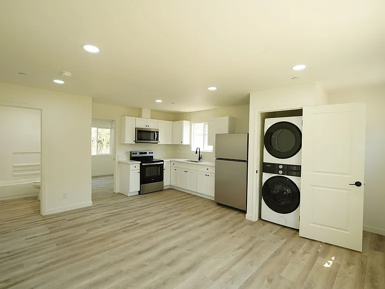 4805 Charlotte Way — Photo 7