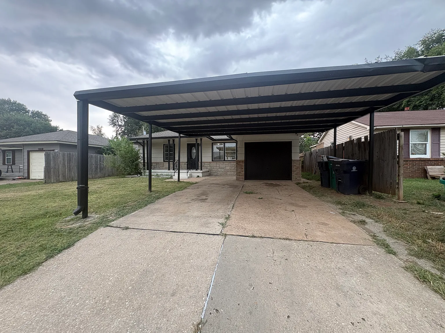 3 bed, 935 sqft, $1,300 — Photo 1