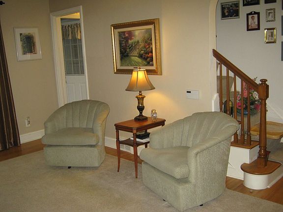 SPACIOUS LIVING ROOM