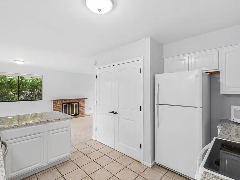 551 W Crestline Cir #9D2 — Photo 4