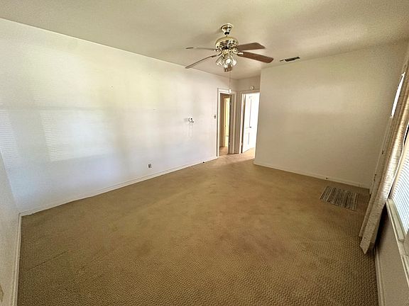 5th image of 106 W Burbank St