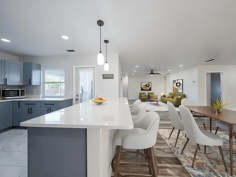 651 SE Degan Dr — Photo 8