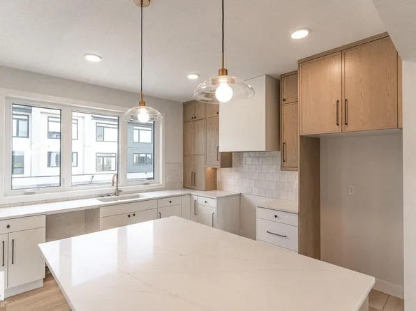 7121 May Cres NW #53, Edmonton, AB T6R 0X2