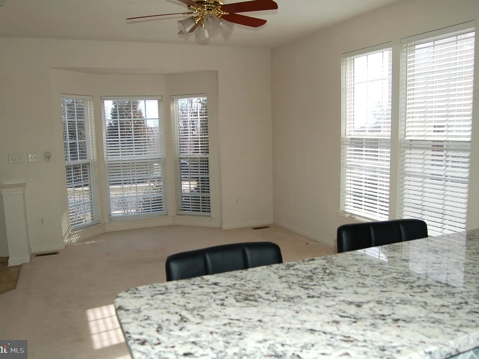 3 bed, 4.5 bath, 1946 sqft, $2,300 — Photo 4