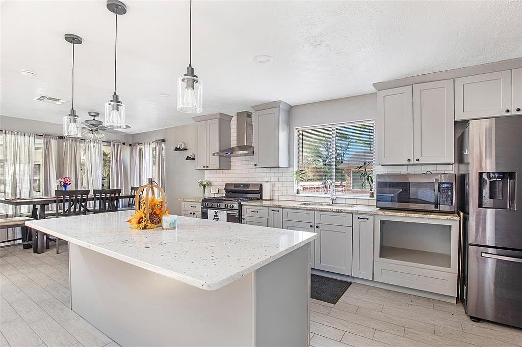 1723 White Feather Trl