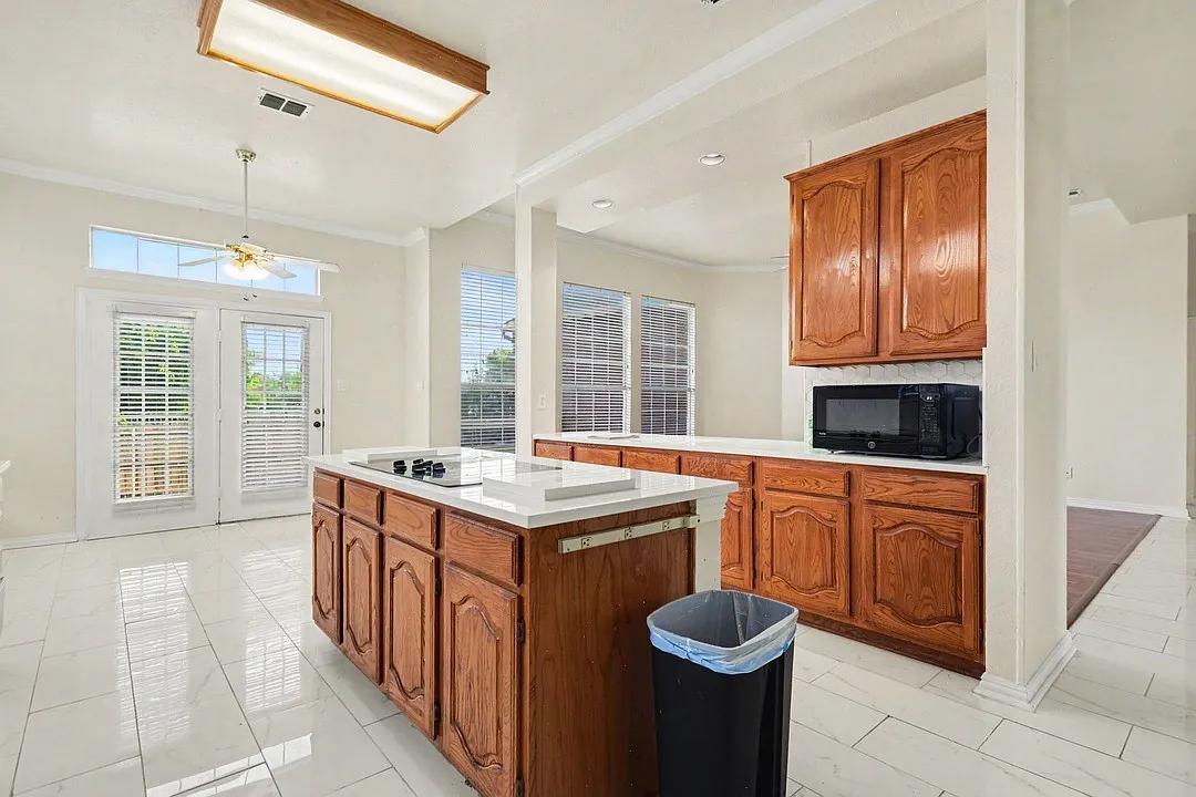 4 bed, 3680 sqft, $3,900 — Photo 4