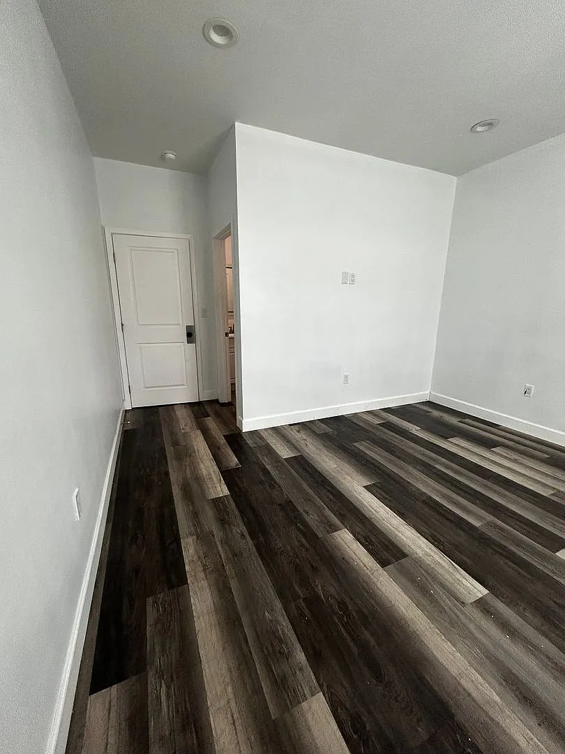 1565 W 36TH ST — Photo 3