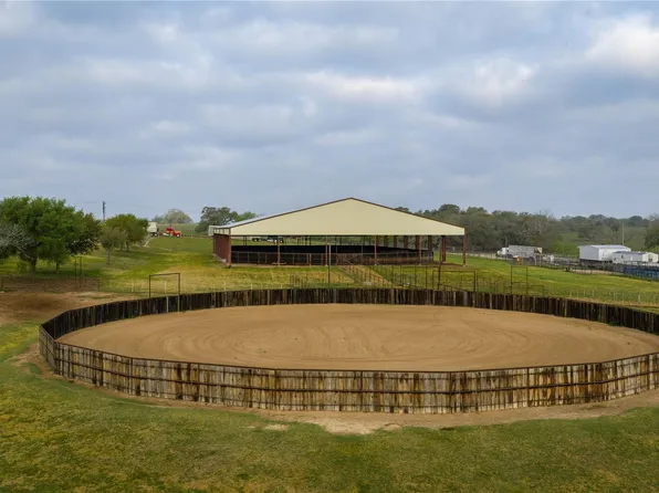 1119 Wolters Rd, Schulenburg, TX 78956