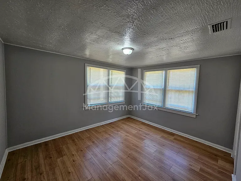 2040 W 15th St — Photo 10