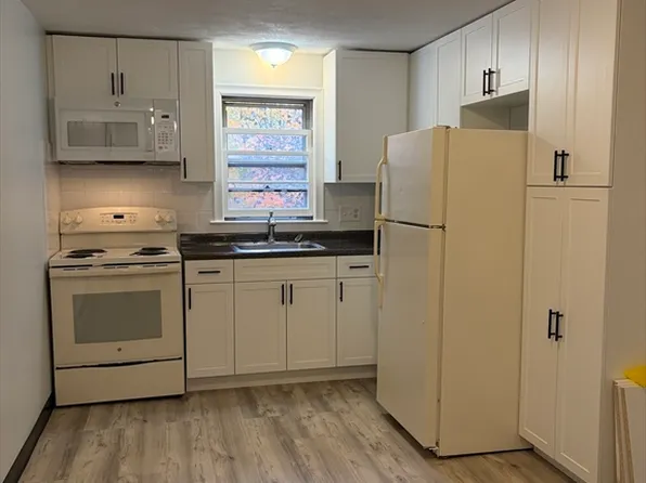 109 Trapelo Rd APT 4, Waltham, MA 02452