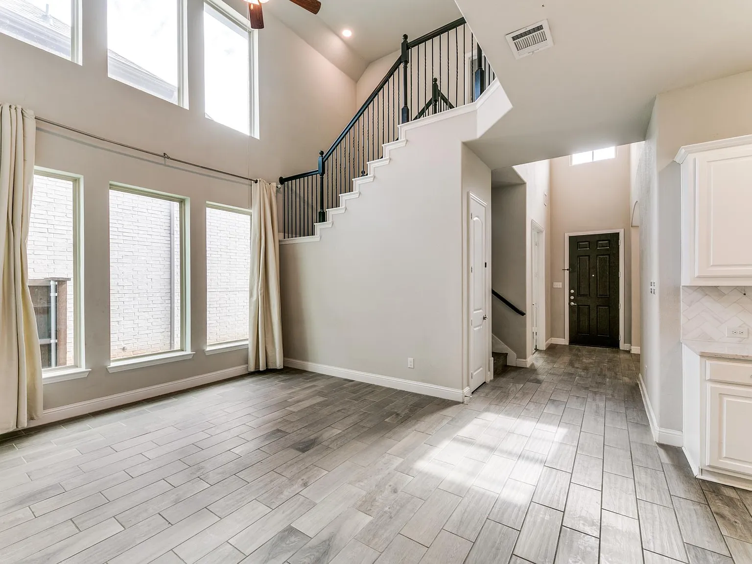 4 bed, 3.5 bath, 2879 sqft, $3,895 — Photo 3
